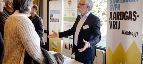 Inwoners in gesprek met medewerker van de gemeente