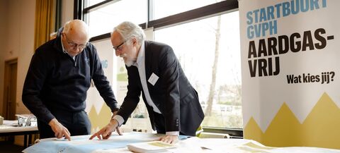 Inwoner in gesprek met medewerker van de gemeente