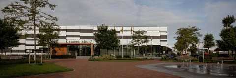 Het gemeentehuis van Waddinxveen aan de Beukenhof 1 met op de voorgrond een fontein.