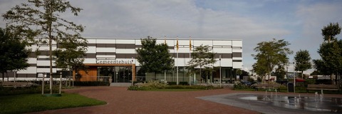 Het gemeentehuis van Waddinxveen aan de Beukenhof 1 met op de voorgrond de fontein.