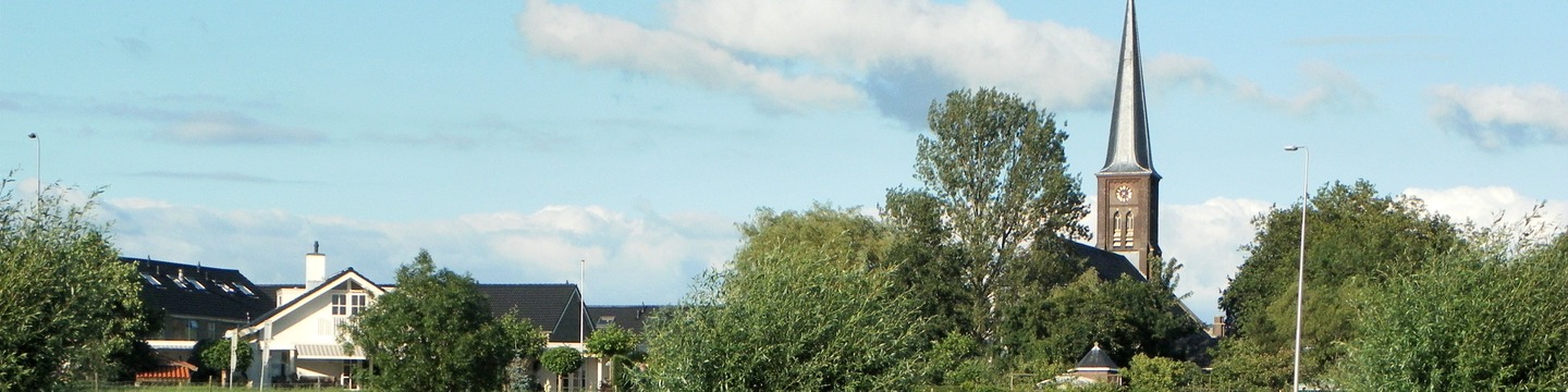 Huizen in Nederland met kerk op de achtergrond