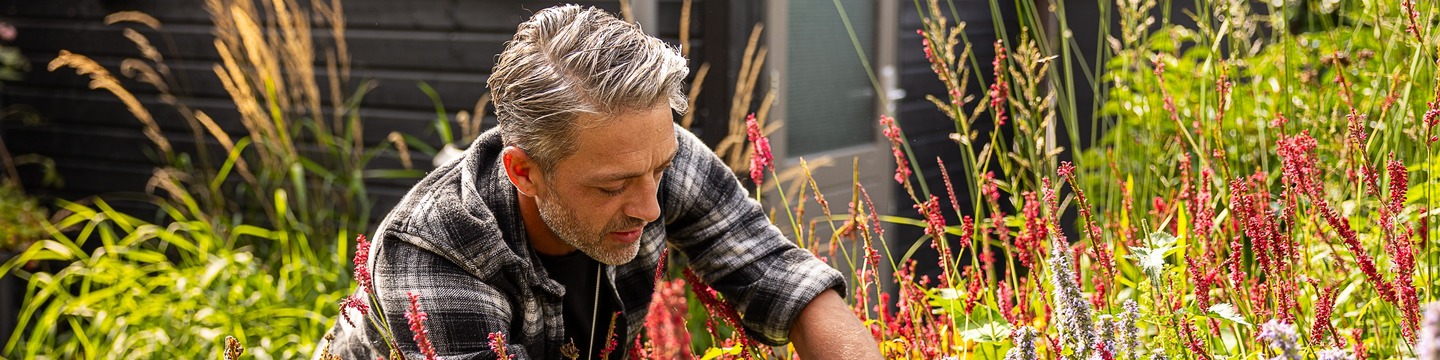 Een man bezig in zijn tuin