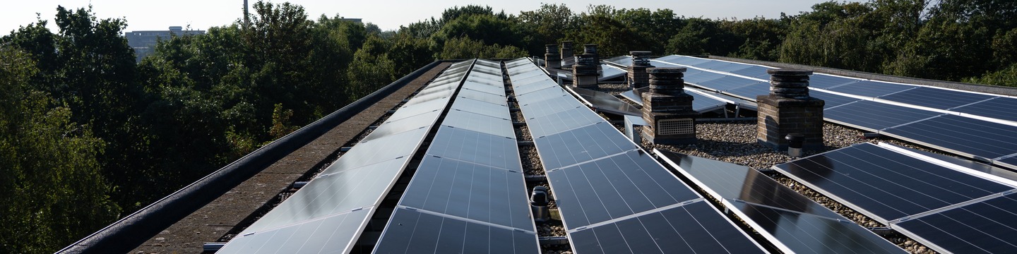 Zonnepanelen op het dak van een VvE