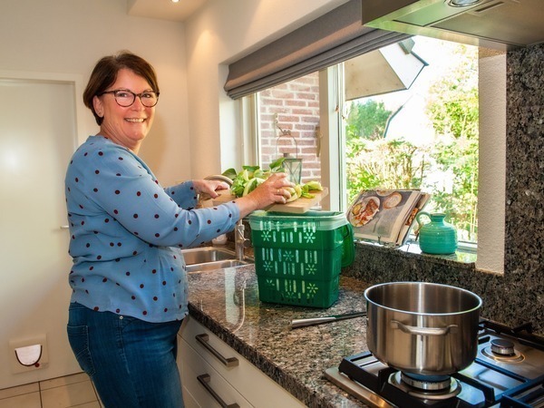 Afbeelding van vrouw die groente en fruit scheidt tijdens het koken